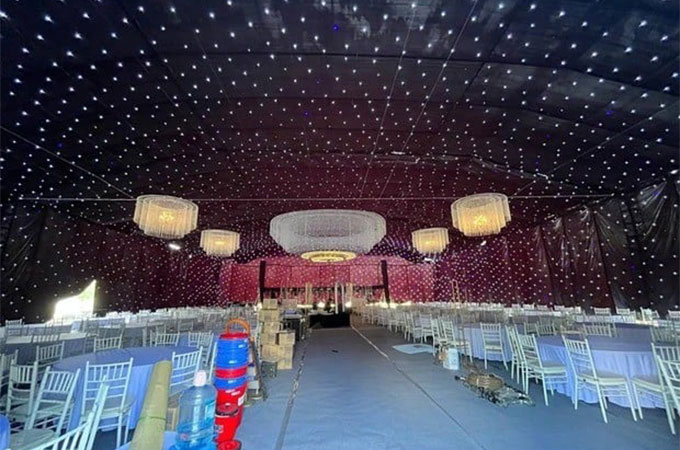 Toàn cảnh, không gian rạp cưới hoành tráng để dự kiến đón tiếp với quy mô khách mời lớn. Hoa tươi sẽ được treo trên đèn trùm vào tối mai 10/11 