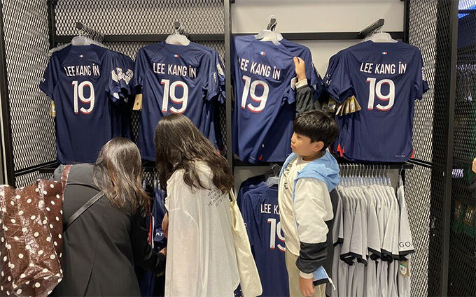 Ở mùa Hè vừa qua, áo đấu của Lee, chứ không phải của bất cứ ngôi sao nào, được bán chạy nhất tại PSG
