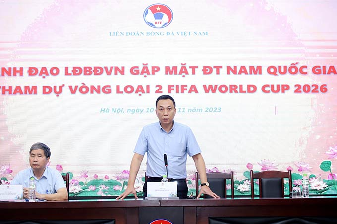 Chủ tịch Trần Quốc Tuấn của VFF gặp mặt, động viên ĐT Việt Nam - Ảnh: VFF 
