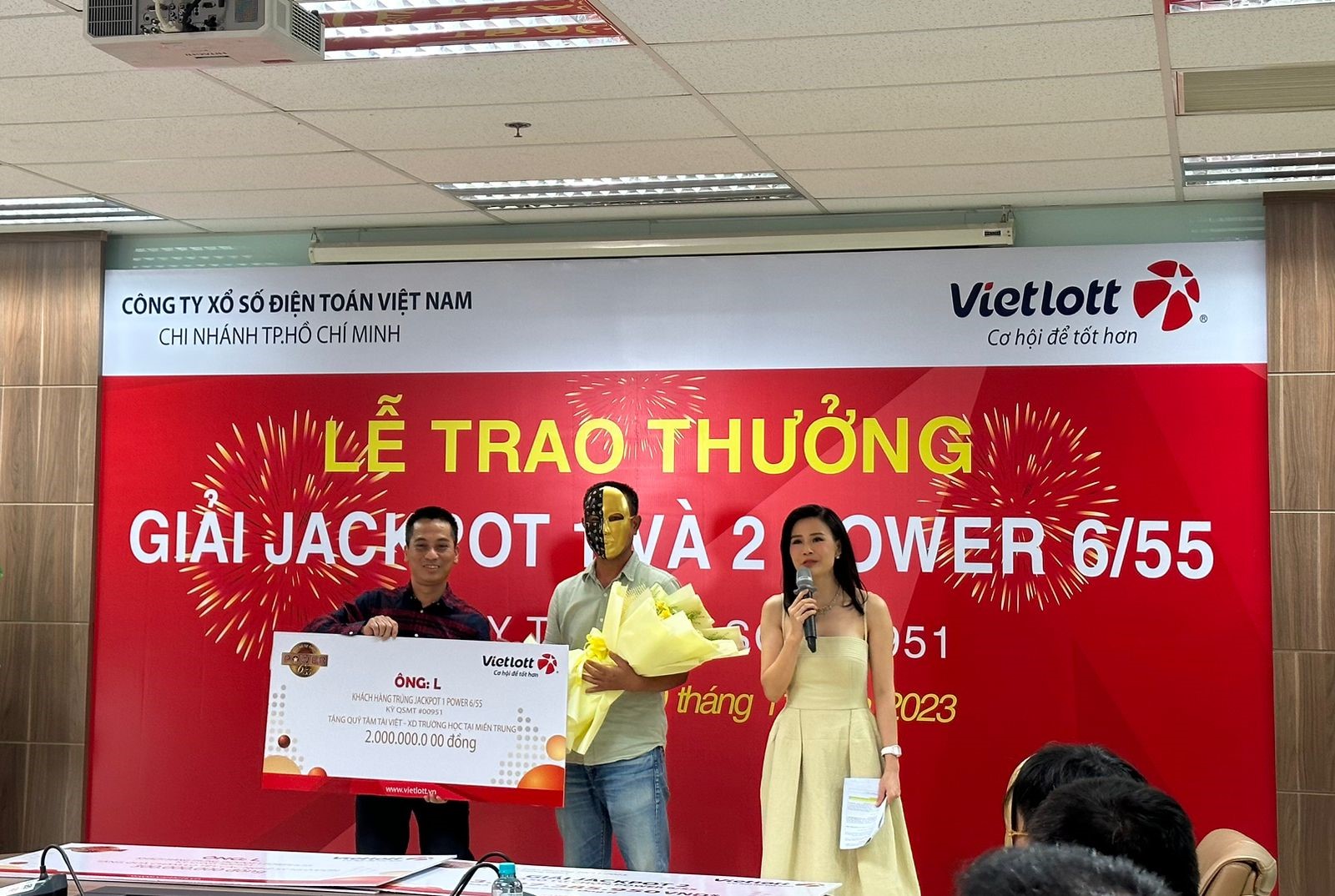 Ông L.H.L trao tặng 2 tỷ đồng đến Quỹ xã hội Tâm Tài Việt