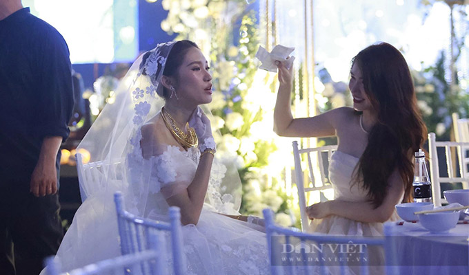 Hòa Minzy lấy tay quạt cho Doãn Hải My khi đám cưới bị mất điện - Ảnh: Danviet.vn