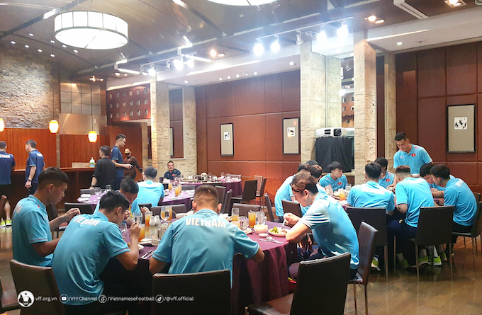 Văn Lâm và các đồng đội đã có bữa ăn đầu tiên nơi đất khách. Ảnh: VFF