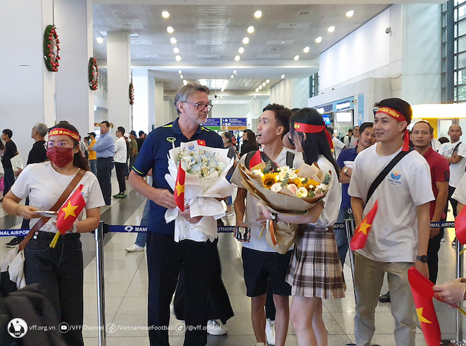 Đội tuyển Việt Nam đã có mặt tại Manila và được sự chào đón nồng nhiệt của các CĐV Việt Nam. Ảnh: VFF