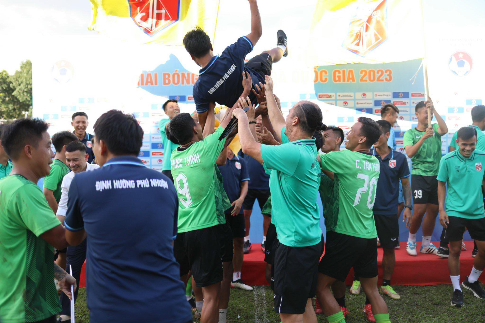 Định Hướng Phú Nhuận ăn mừng lên hạng Nhì 2024