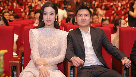Hoa hậu Đỗ Mỹ Linh khoe nhan sắc thăng hạng ‘gái một con’ bên chủ tịch CLB Hà Nội