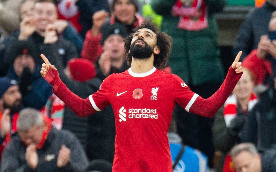 Salah ăn mừng bàn thắng thứ hai theo phong cách kính thiên quen thuộc