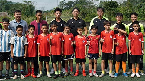 Học viện của HLV Park Hang Seo dạy bóng đá tại trường tiểu học vùng cao