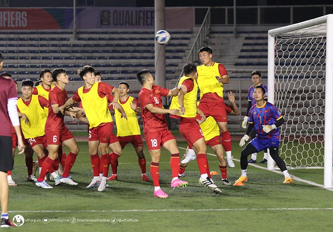 Ở trận đấu với Trung Quốc và Hàn Quốc, ĐT Việt Nam chịu 2 bàn thua đến từ bóng bổng. Một trong số đó tới từ phạt góc 
