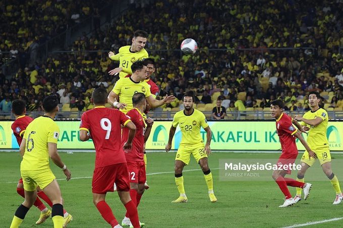 Malaysia (áo vàng) đã có trận thắng ngược trước Kyrgyrstan