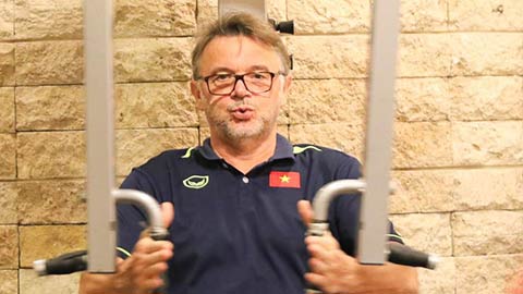HLV Troussier gần 70 tuổi nhưng tập gym khỏe như thanh niên 