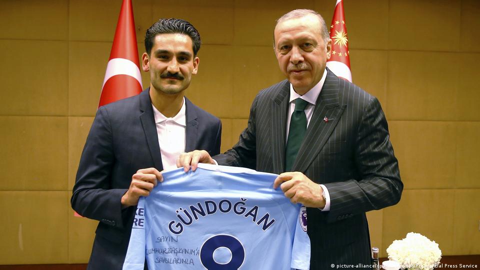 Tấm ảnh chụp Gundogan với Tổng thống Erdogan cách đây 5 năm đã gây ra nhiều phiền toái