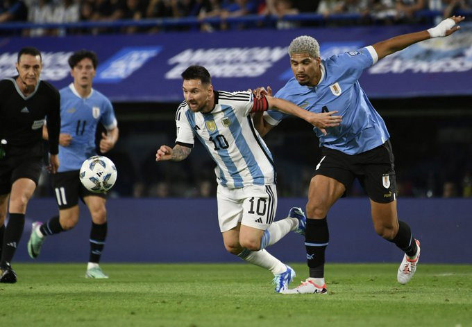 Messi đã bị các học trò của Bielsa khóa chặt ở trận đấu Argentina vs Uruguay