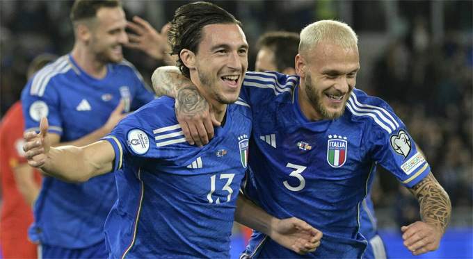 Italia có chiến thắng tưng bừng 5-2 để vươn lên nhì bảng