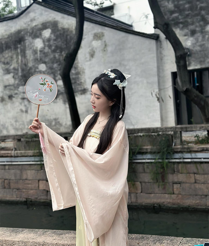 Bạn gái Thu Trang của Hồ Tuấn Tài khoe nhan sắc xinh như mộng trong trang phục cổ trang Trung Quốc 