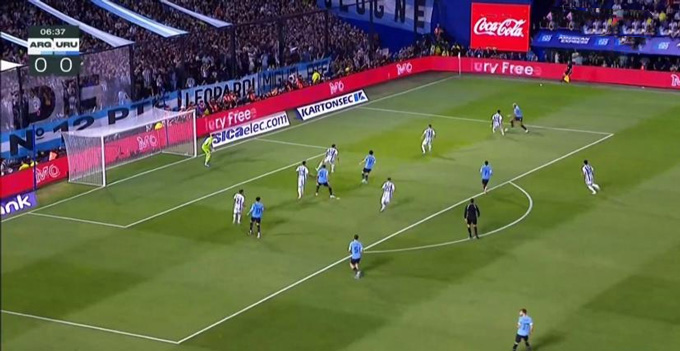Tình huống cho thấy số lượng cầu thủ Uruguay tham gia tấn công khá nhiều. Ngoài Araujo đang cầm bóng, có 3 cầu thủ ở gần khung thành đối phương và 2 người sẵn sàng xâm nhập.