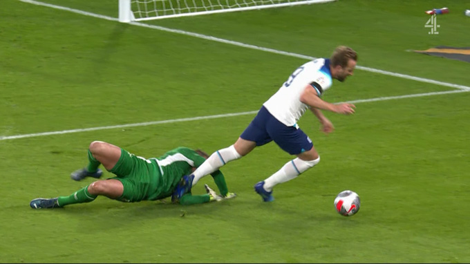 Kane va chạm với thủ môn của Malta dẫn đến chiếc thẻ vàng cho tuyển thủ Anh