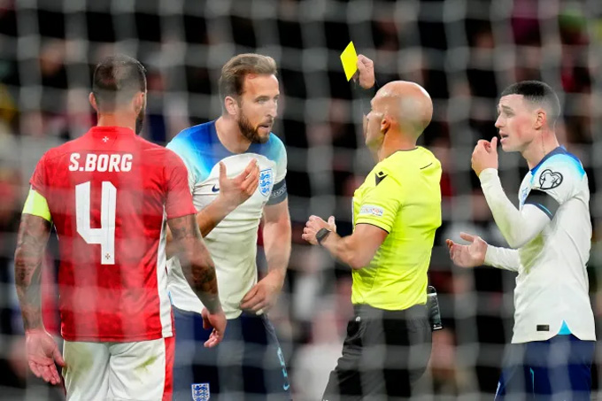 Kane và các cầu thủ Anh khá sốc với quyết định của trọng tài