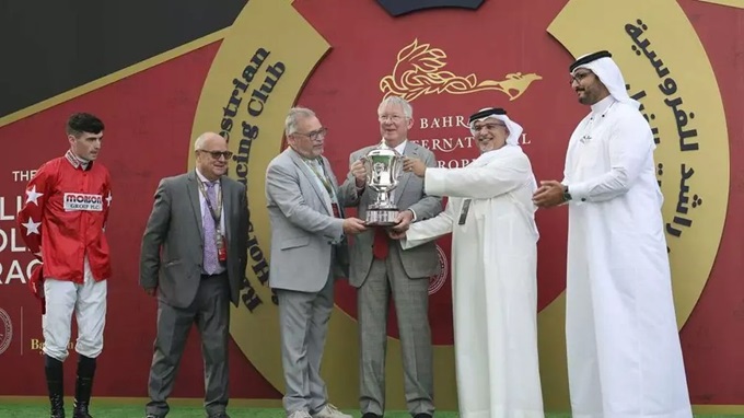 Sir Alex trong lễ trao giải tại Bahrain Internacional Trophy
