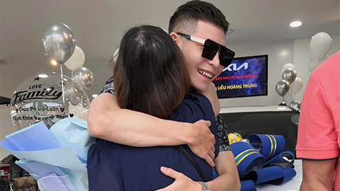 Hậu vệ U23 Việt Nam tặng xế hộp tiền tỷ cho bố mẹ