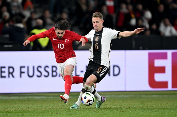 Chủ nhà Đức trong một pha tranh chấp bóng với cầu thủ của Thổ Nhĩ Kỳ