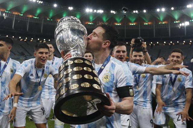 Messi giành danh hiệu đầu tiên cùng Argentina trên đất Brazil