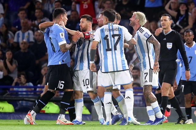 Messi ức chế trong trận thua Uruguay