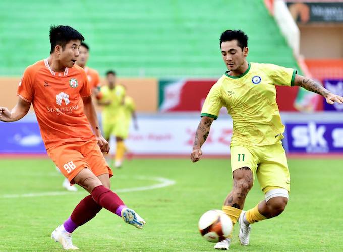 CLB Khánh Hoà vửa có trận giao hữu với Bình Định trên sân Quy Nhơn. Ảnh: Quốc An