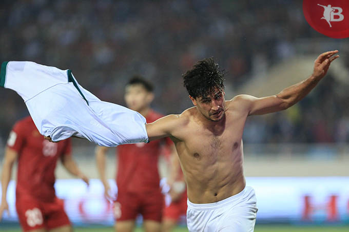 Cầu thủ Iraq sung sướng, cởi phăng áo ăn mừng vì đã thắng được ĐT Việt Nam 