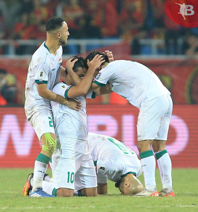 Các cầu thủ Iraq hạnh phúc ôm lấy nhau