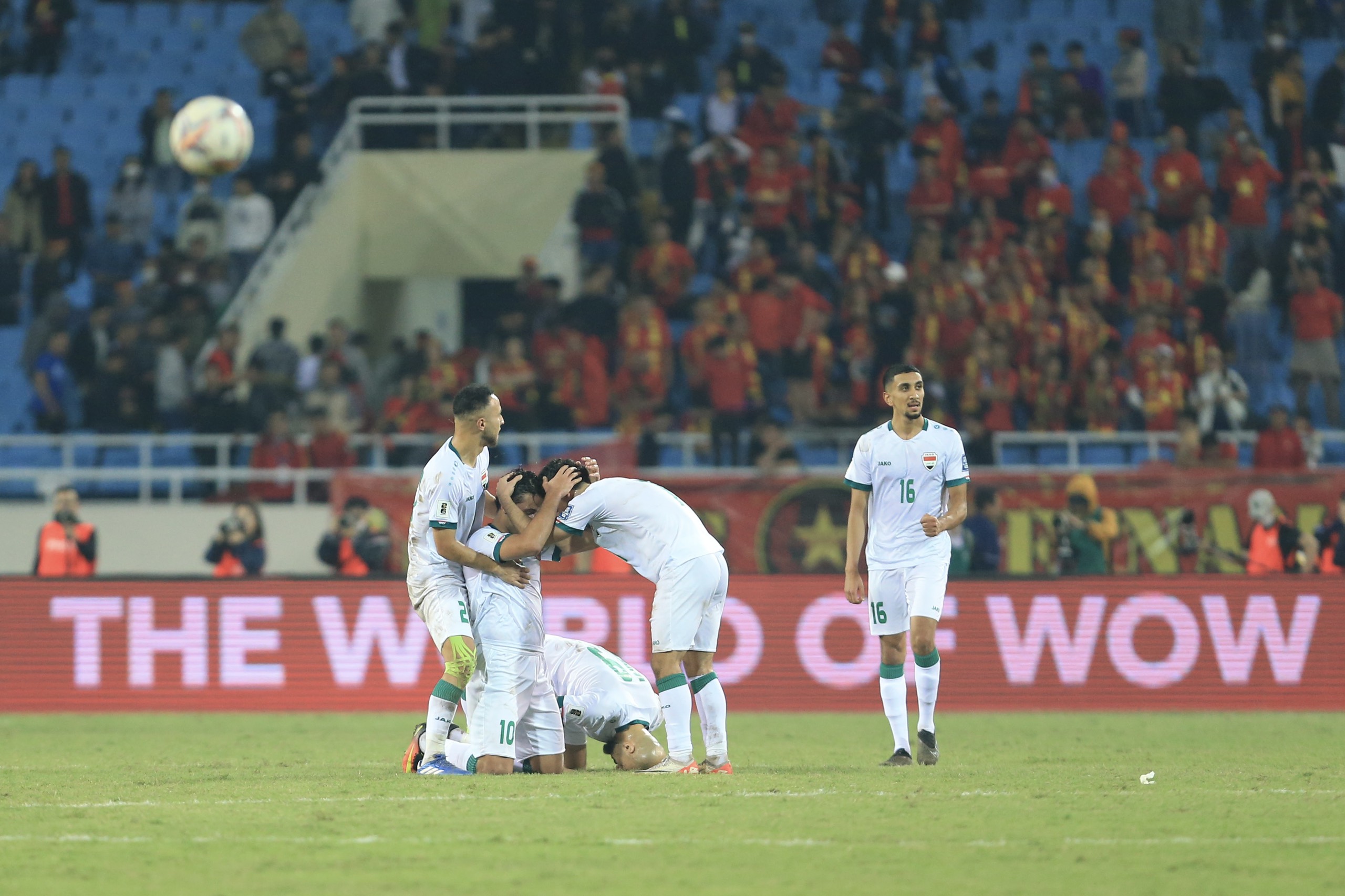 Niềm vui của cầu thủ Iraq sau chiến thắng nhọc nhằn trước ĐT Việt Nam - Ảnh: Đức Cường 