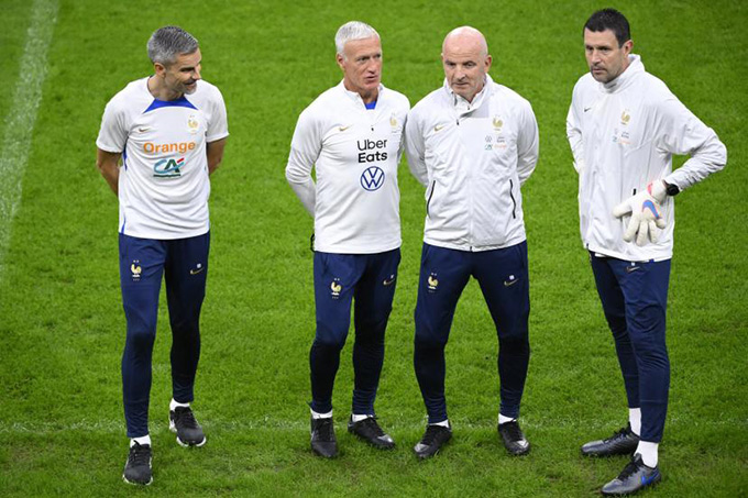 Thật khó tin nhưng đội nhóm của Deschamps chỉ có 4 người, gồm ông, chuyên gia thể lực Moine (bên phải Deschamps), trợ lý Stephan và HLV thủ môn Raviot.