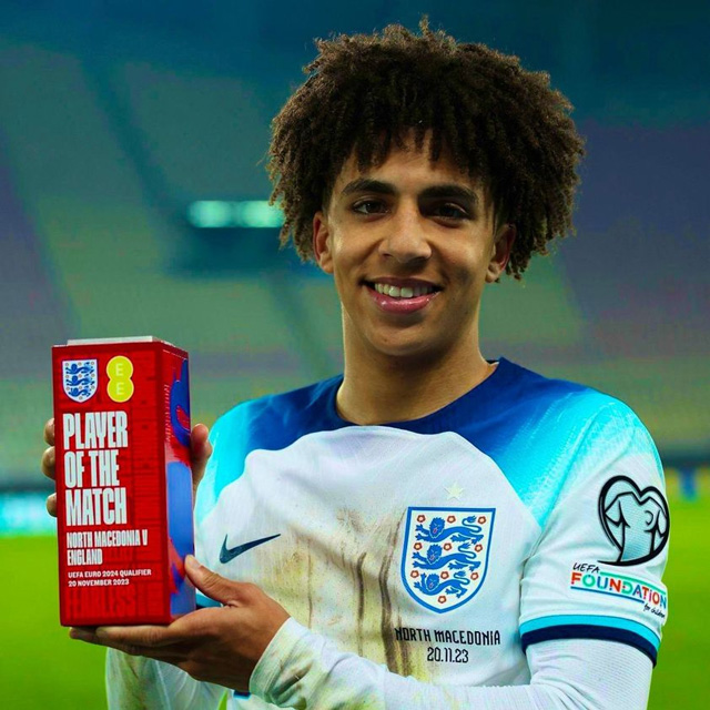 Lewis nhận giải thưởng Cầu thủ xuất sắc nhất trận