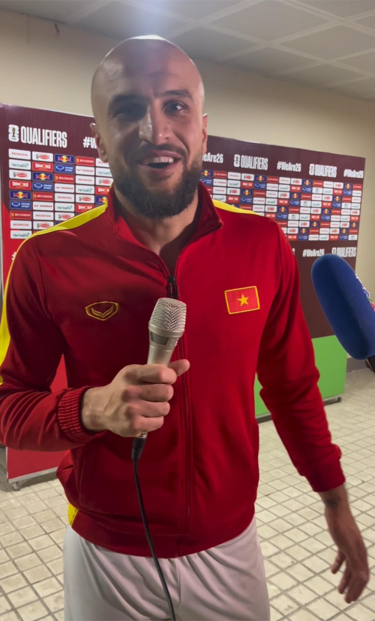 Cầu thủ Iraq thích thú khi được tặng áo - Ảnh: Quang Huy