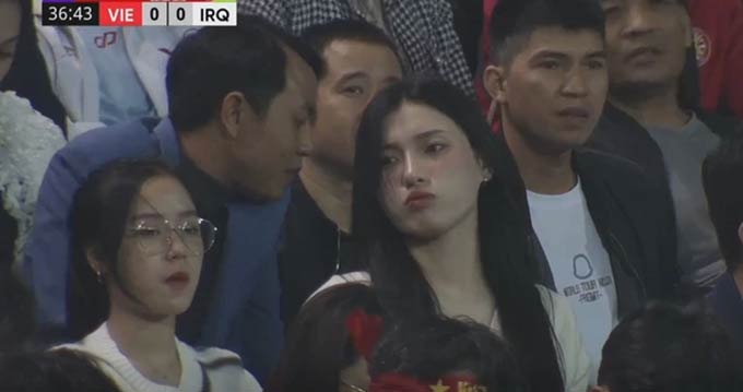 Phút 36 trận đấu giữa ĐT Việt Nam và ĐT Iraq, máy quay truyền hình đã hướng lên khán đài. Biểu cảm nũng nịu dễ thương của một fan nữ khiến nhiều người chú ý 