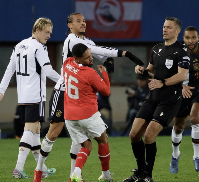 Sane 'tung đòn' vào hậu vệ Mwene