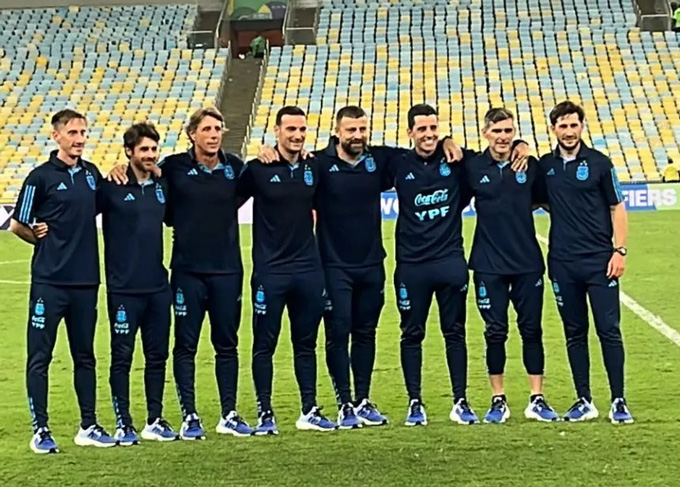 Scaloni chụp ảnh cùng ban huấn luyện ĐT Argentina sau trận thắng Brazil