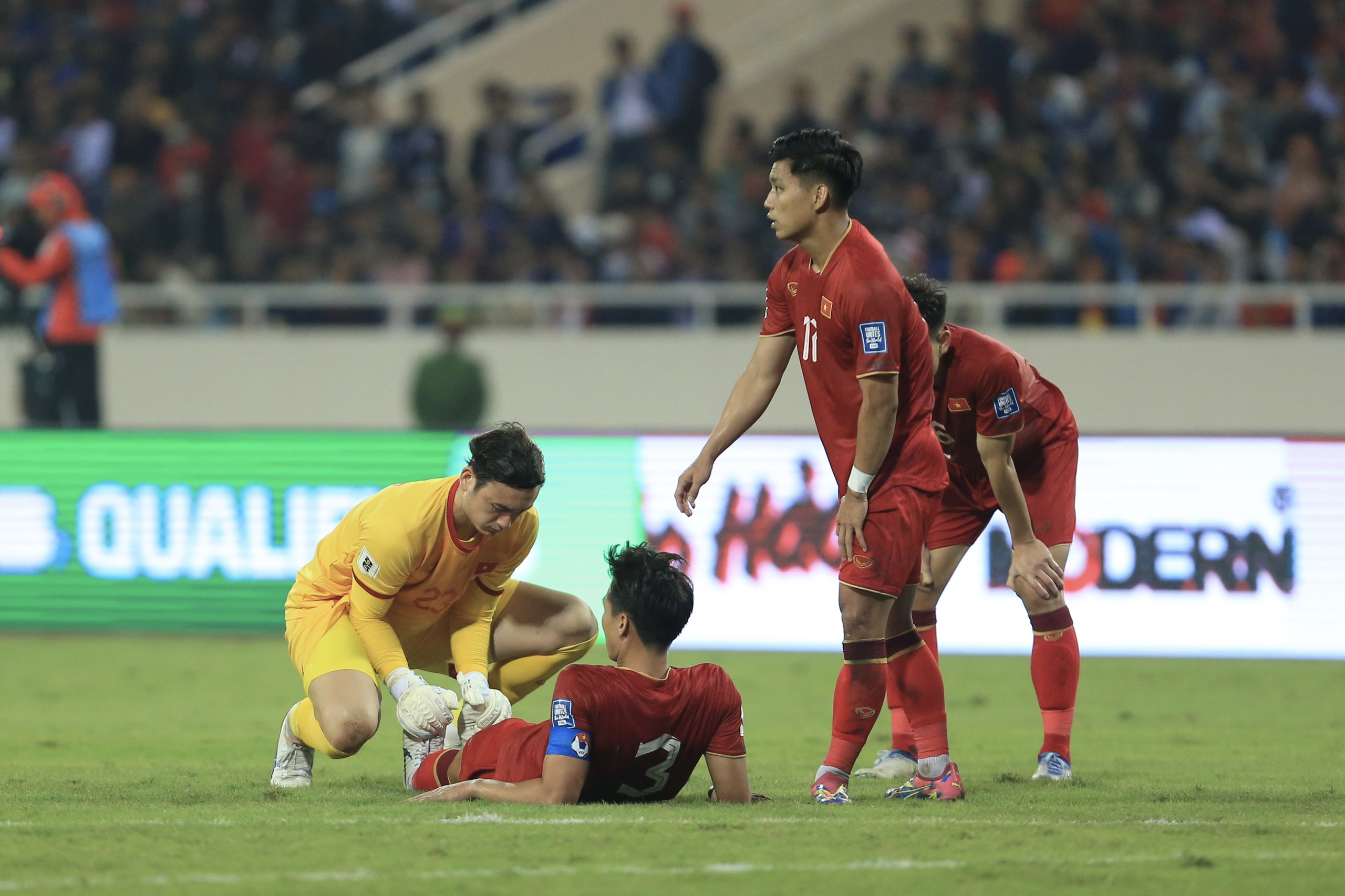 ĐT Việt Nam bỏ lỡ cơ hội thăng tiến trên BXH FIFA sau trận thua Iraq trên sân nhà - Ảnh: Đức Cường 