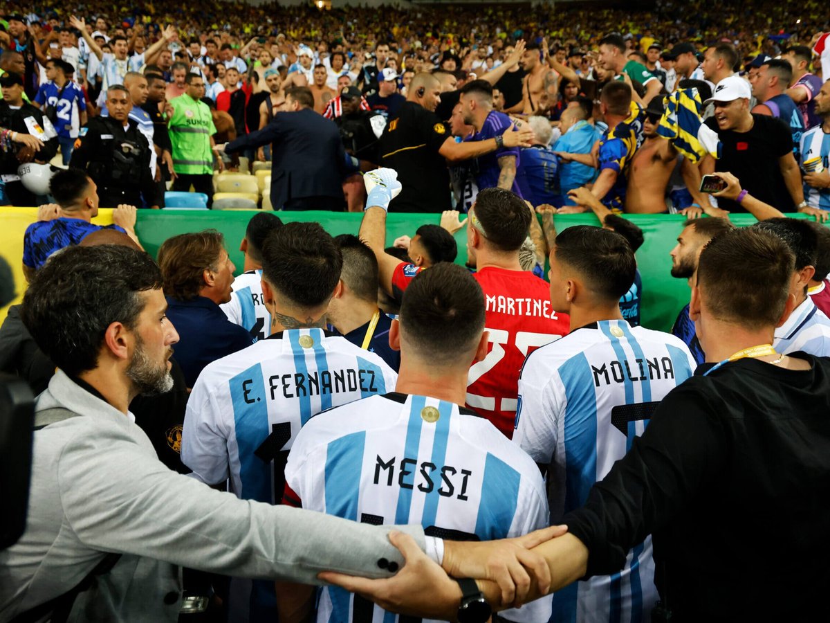 Messi và các cầu thủ Argentina được hộ tống ra khỏi sân Maracana