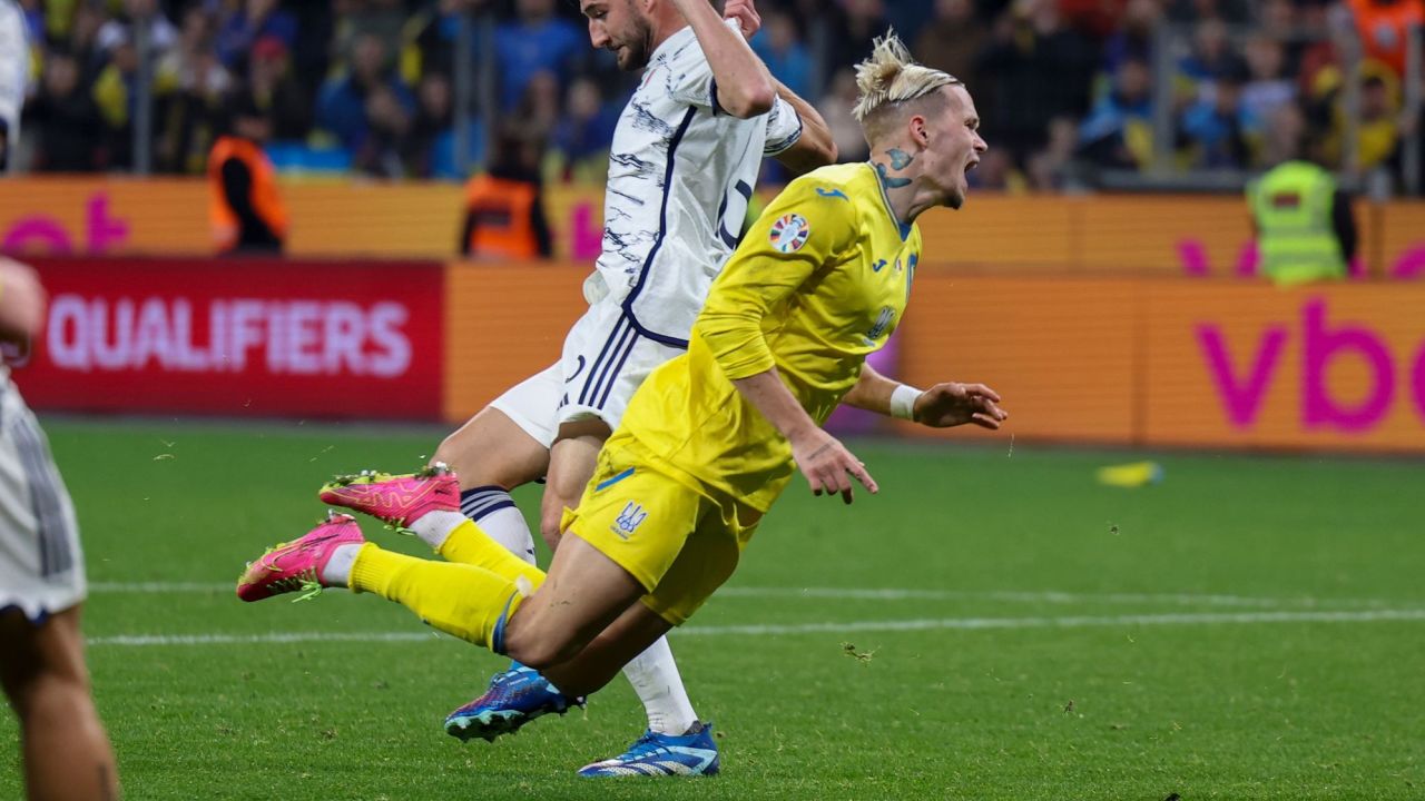 Tình huống va chạm được trọng tài và VAR khẳng định không có penalty cho Ukraine