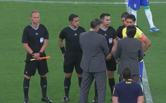 Các trọng tài và đội trưởng Marquinhos của Brazil bàn bạc để trận đấu tiếp tục diễn ra