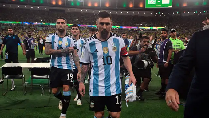 Messi dẫn các cầu thủ Argentina rời sân