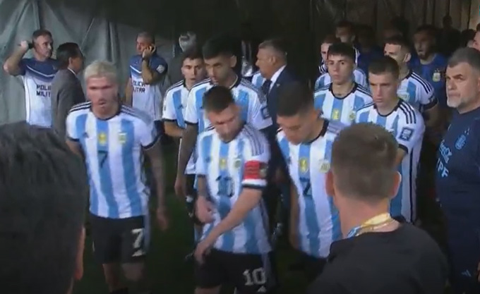 Sau gần nửa tiếng, các cầu thủ Argentina cũng chịu vào sân để trận đấu bắt đầu