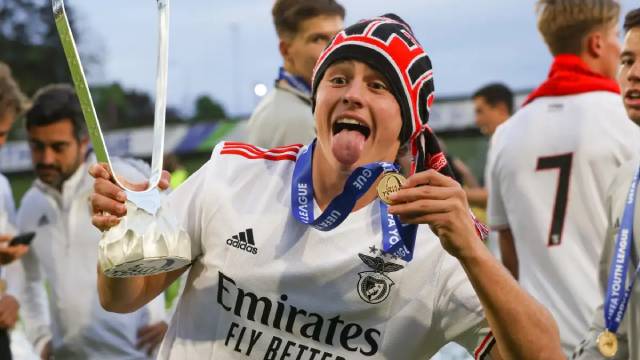 Neves ăn mừng chức vô địch UEFA Youth League