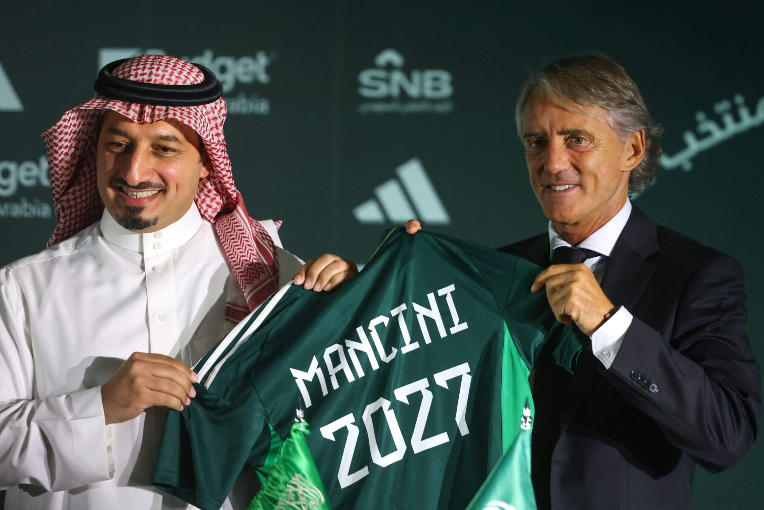 Roberto Mancini sẵn sàng giũ bỏ ĐT Italia để dẫn dắt ĐT Saudi Arabia với thù lao 125 triệu euro sau thuế trong 5 năm