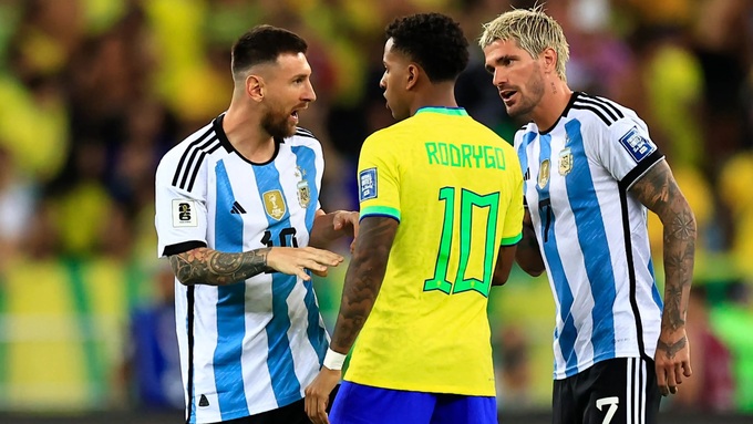 Rodrygo (áo vàng) đã quá dại dột khi xúc phạm Lionel Messi