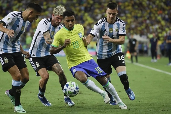 Rodrygo dính chấn thương đầu gối sau va chạm với cầu thủ Argentina