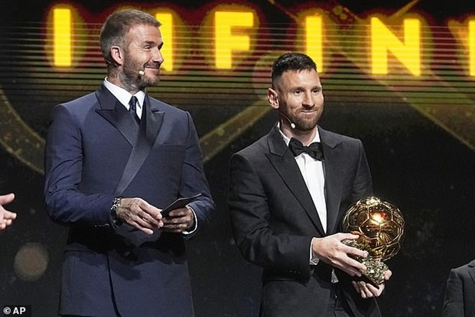 Beckham trao tận tay Quả bóng vàng cho Messi trong lễ trao giải hôm 30/10