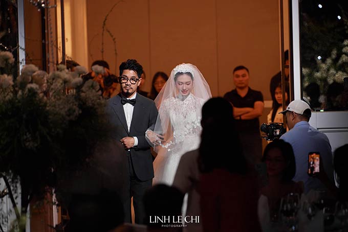 Tối 26/11, tiệc cưới lần thứ 2 của cặp Đoàn Văn Hậu, Doãn Hải My được tổ chức long trọng tại một khách sạn 5 sao ở Hà Nội.