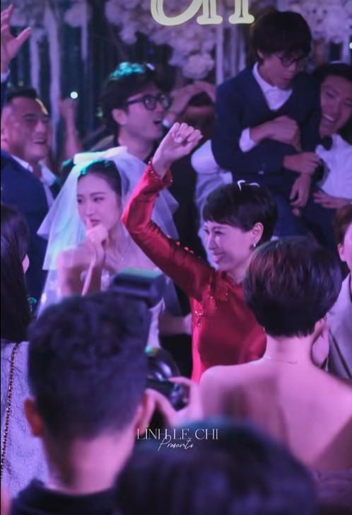 Mẹ vợ Đoàn Văn Hậu "xả vai" nhảy cực sung trong đám cưới của con gái - Ảnh: Linh Lê Chí
