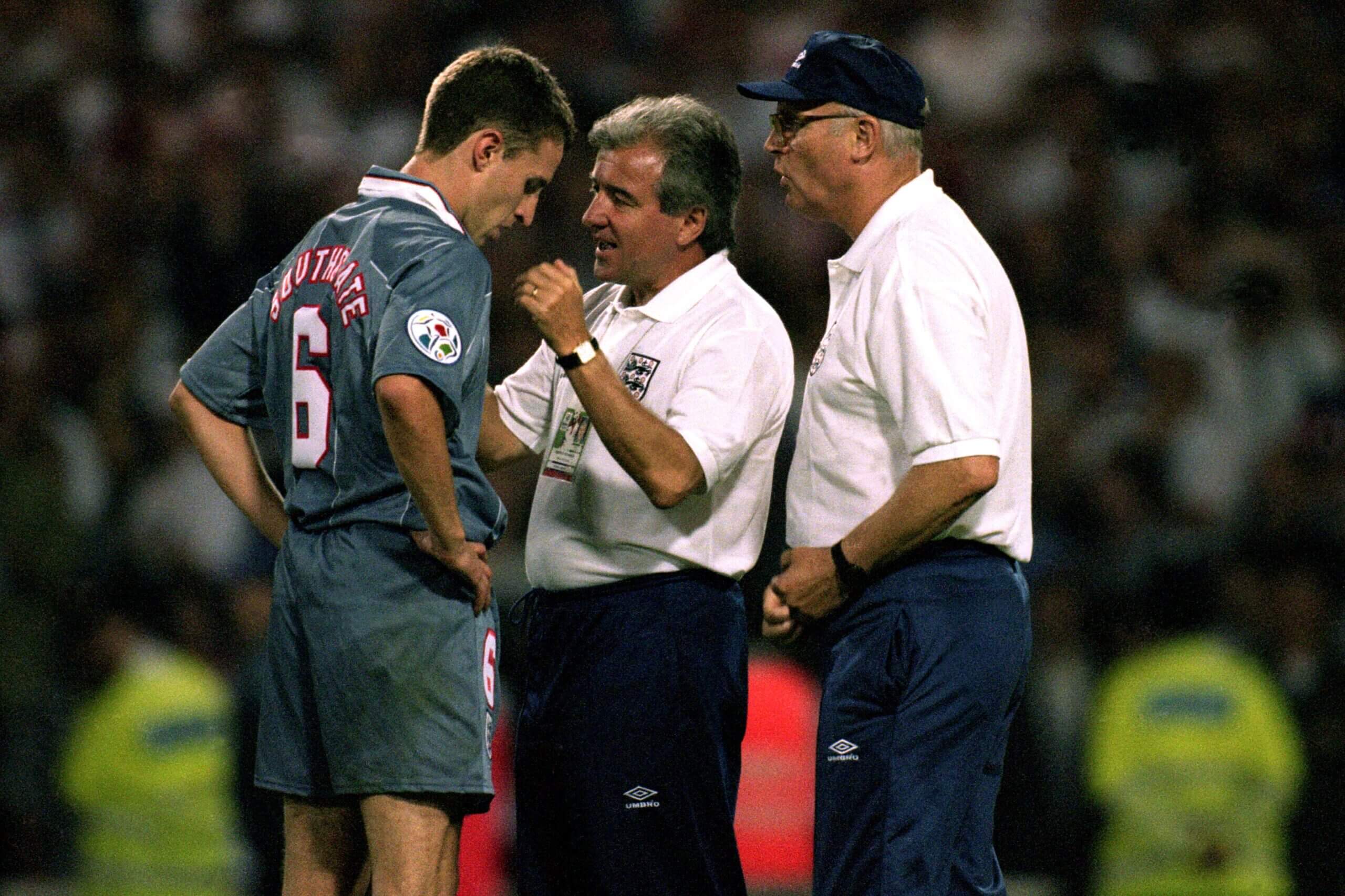 Terry Venables an ủi học trò Gareth Southgate sau thất bại trước ĐT Đức ở bán kết EURO 1996